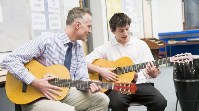 Read more about the article Classical Guitar Teacher – How to choose the best teacher for you?